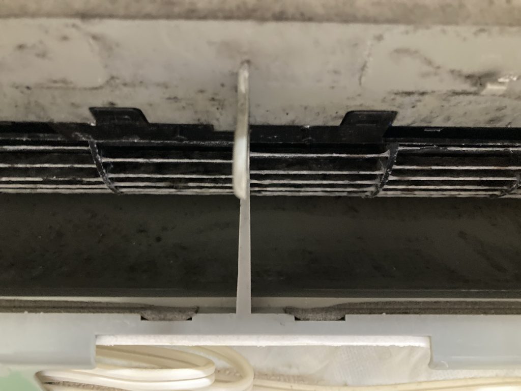相模原市の壁掛けエアコンクリーニング施工前、送風ファンにカビ汚れが付着した状態