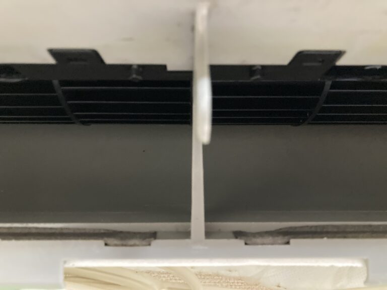 相模原市の壁掛けエアコンクリーニング施工後、送風ファンの黒カビが除去されすっきりした状態